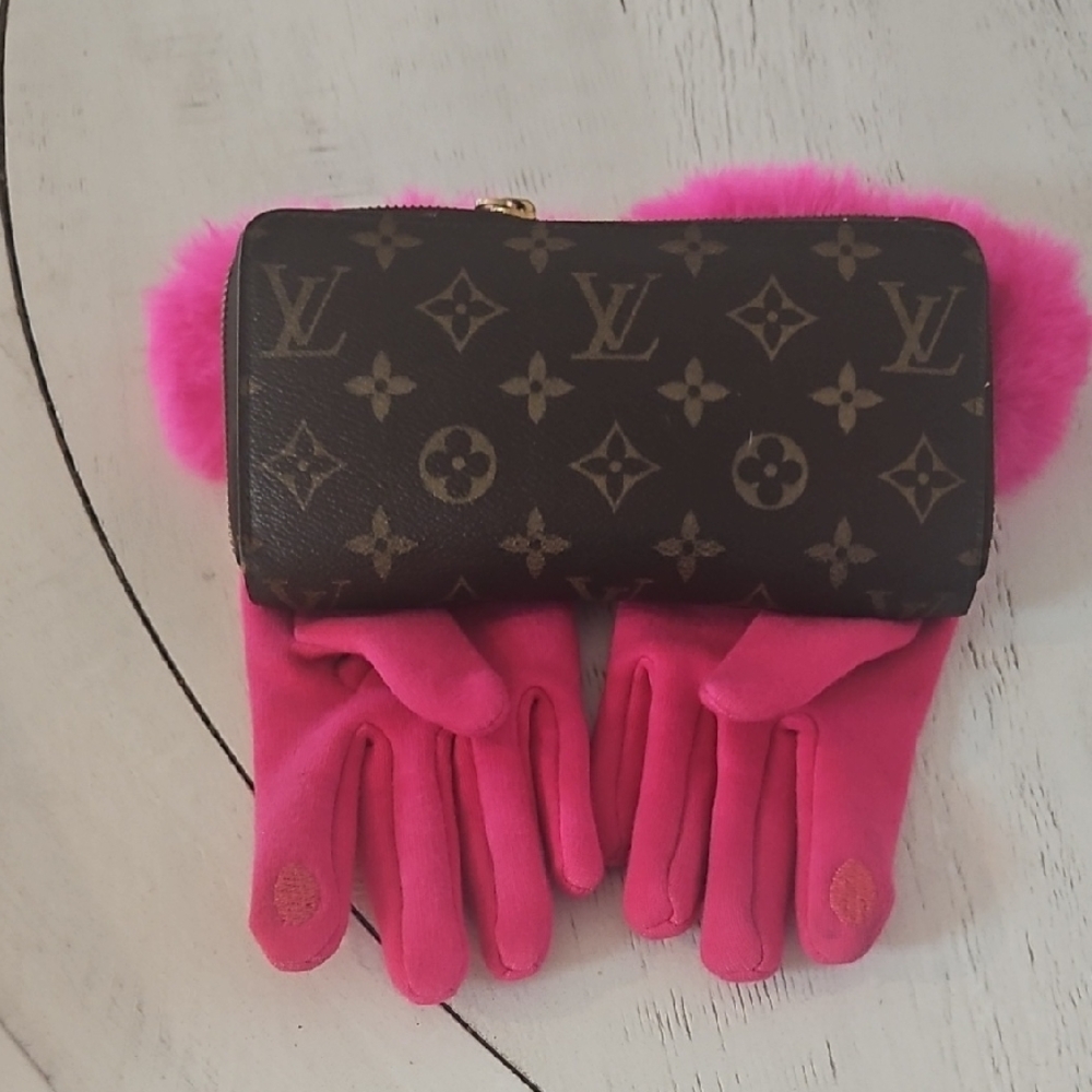 Authentic Louis Vuitton Tan and Brown Monogram Zipper Wallet 8x4 - Picture 4 of 16